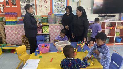 คณะกรรมการประเมินคุณภาพภายนอกจากสำนักงานรับรองมาตรฐานและประเมินคุณภาพการศึกษาตรวจประเมินศูนย์พัฒนาเด็กเล็ก